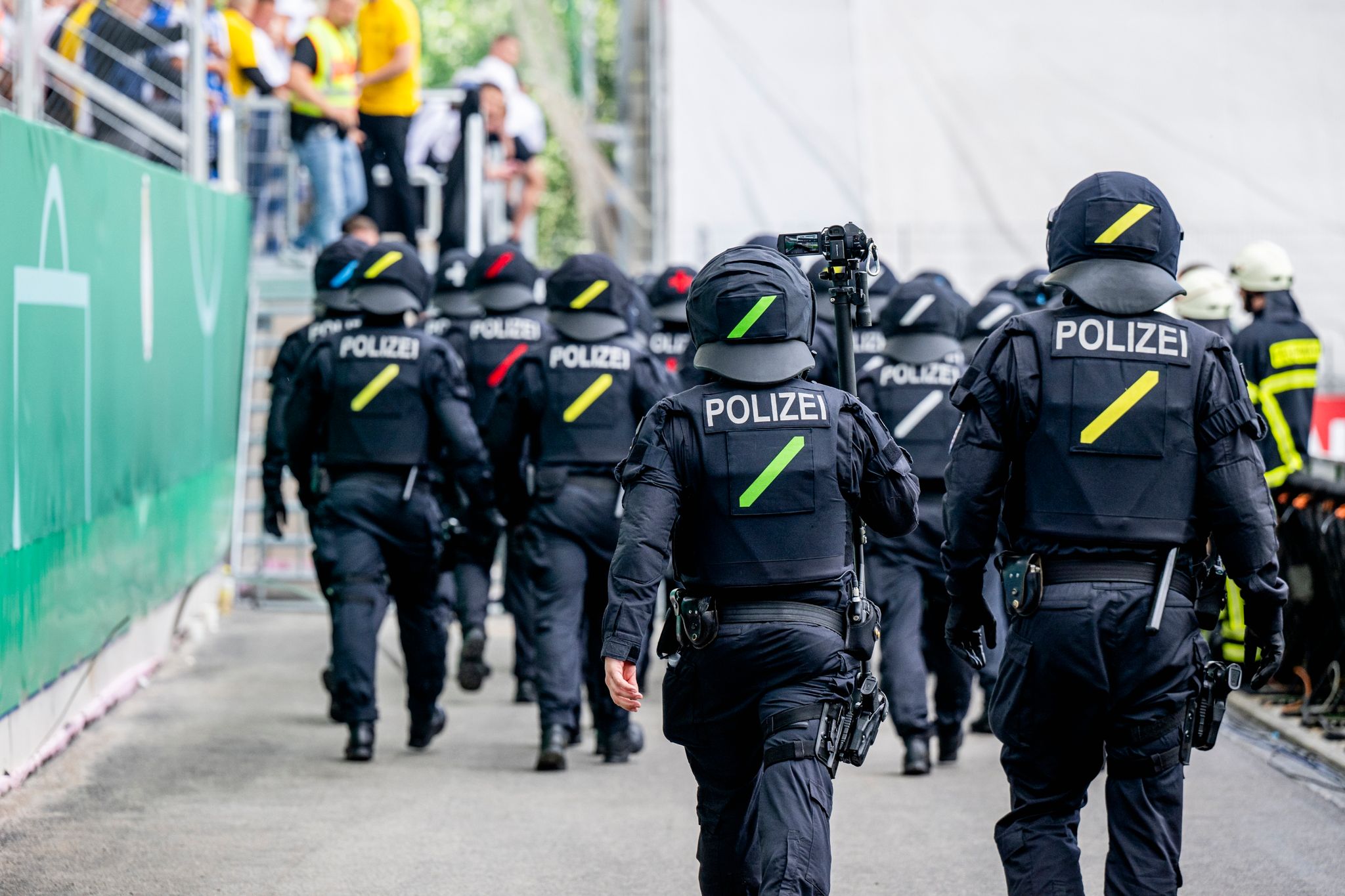 Polizeieinsatz bei Fuballspielen 
Polizeieinsatz bei einem Fuballspiel in Thringen. Jacob Schrter/dpa  DPA